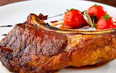 Costilla asada con tomates